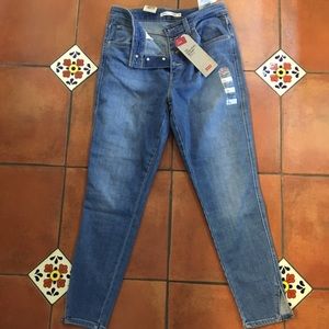 Levi’s 721 High-Rise Skinny Ankle jeans